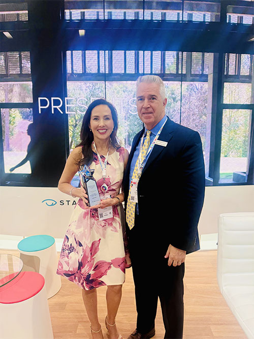 Dr Scott Barnes (CEO Staar Surgical) presenting an award for "Outstanding Contribution to ICL" to Dr Alison Chiu